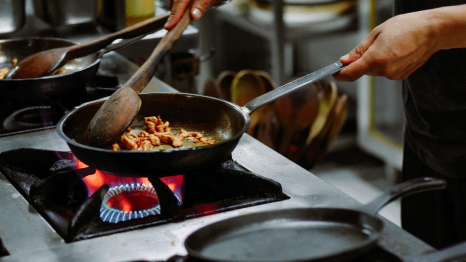 Consommation : vers une obligation pour les restaurants de signaler les plats « non faits maison » ?