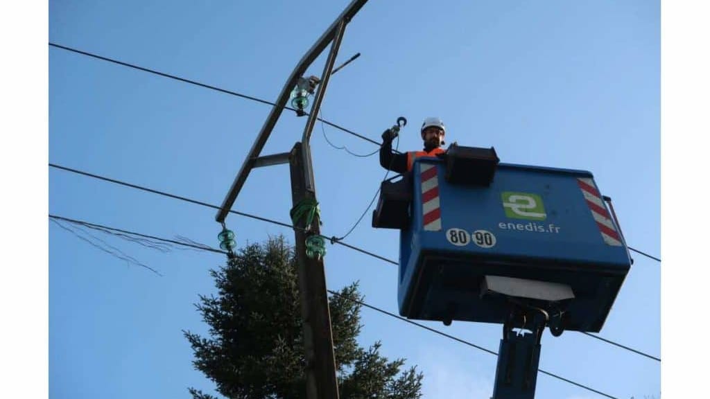 Gard : le vent provoque des dégâts, une route barrée suite à un câble électrique au sol