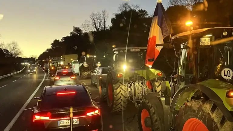 Des convois de tracteurs en route pour Paris
