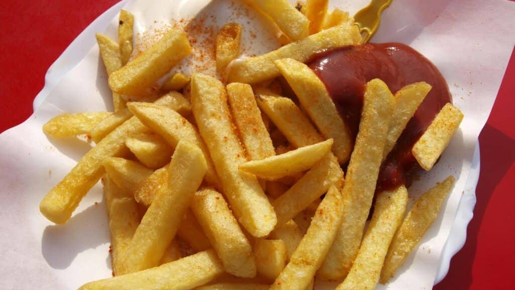 Gard : la ville de Nîmes entend « empêcher la prolifération de la fast fashion et des restaurants de fast food »
