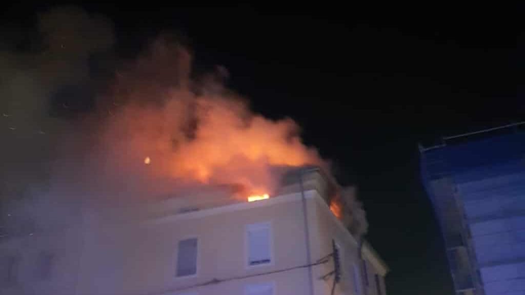 Alès : un appartement détruit  par un violent incendie