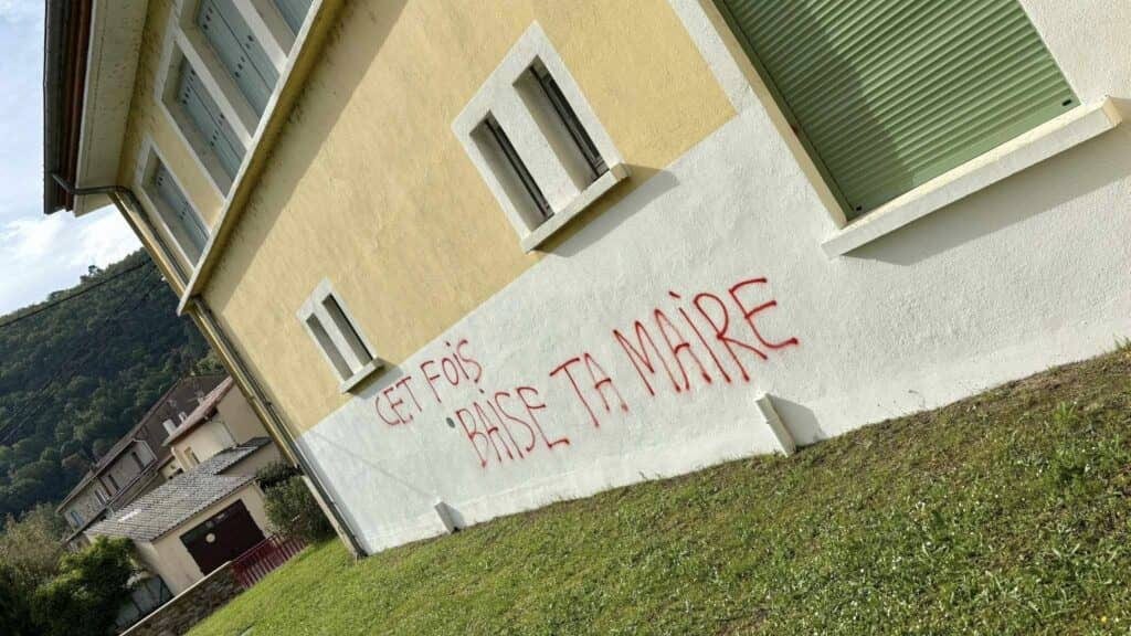 Gard : tag injurieux, la maire de Molières-sur-Cèze « ne se laissera pas insulter sans réagir »