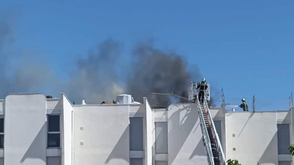 Feu sur la toiture d'un immeuble au Grau du Roi - Photo : Mars Salza, J'm Le Grau-du-Roi