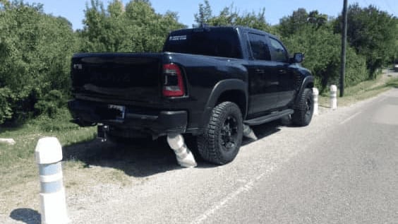 Gard : un 4X4 garé à la sauvage à Collias, la facture envoyée à « l’artiste »