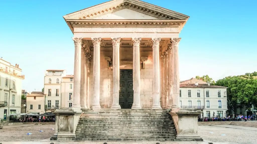 Gard : la Maison Carrée se pare bientôt de rose à Nîmes