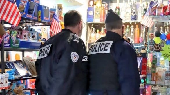 Gard : armes, produits de contrefaçon, paquets de cigarettes… saisis dans une épicerie à Alès
