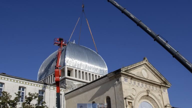 Nîmes : le dôme enfin posé sur le site universitaire Hoche, « un symbole »