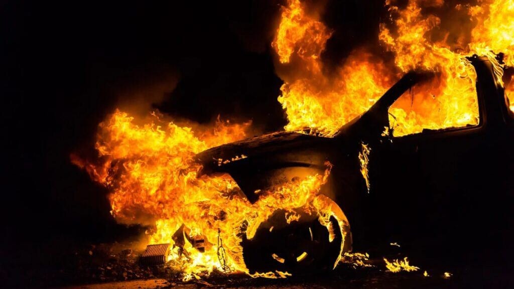 Nîmes : une voiture incendiée devant la prison, vague d’attaques en France