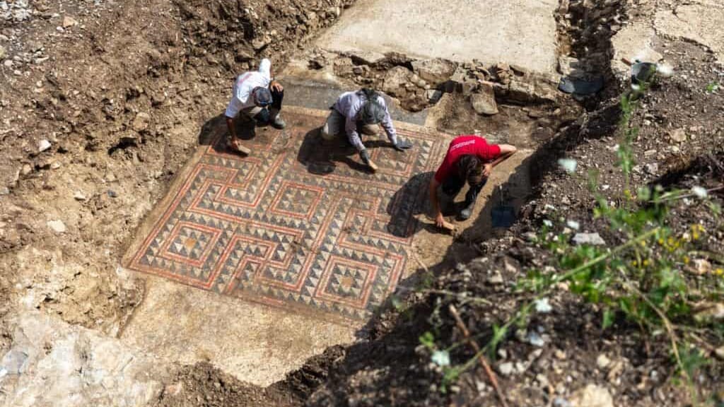 Alès : une mosaïque antique et des sépultures exhumées