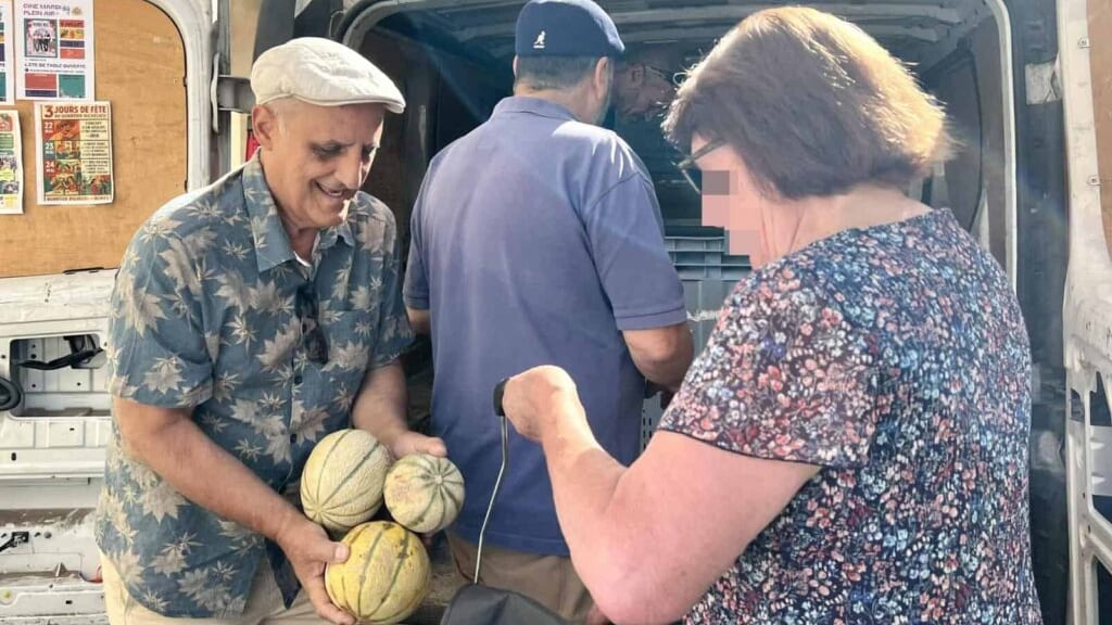 Nîmes : « Je suis veuve et j’ai une petite retraite », des fruits et légumes gratuits à Richelieu