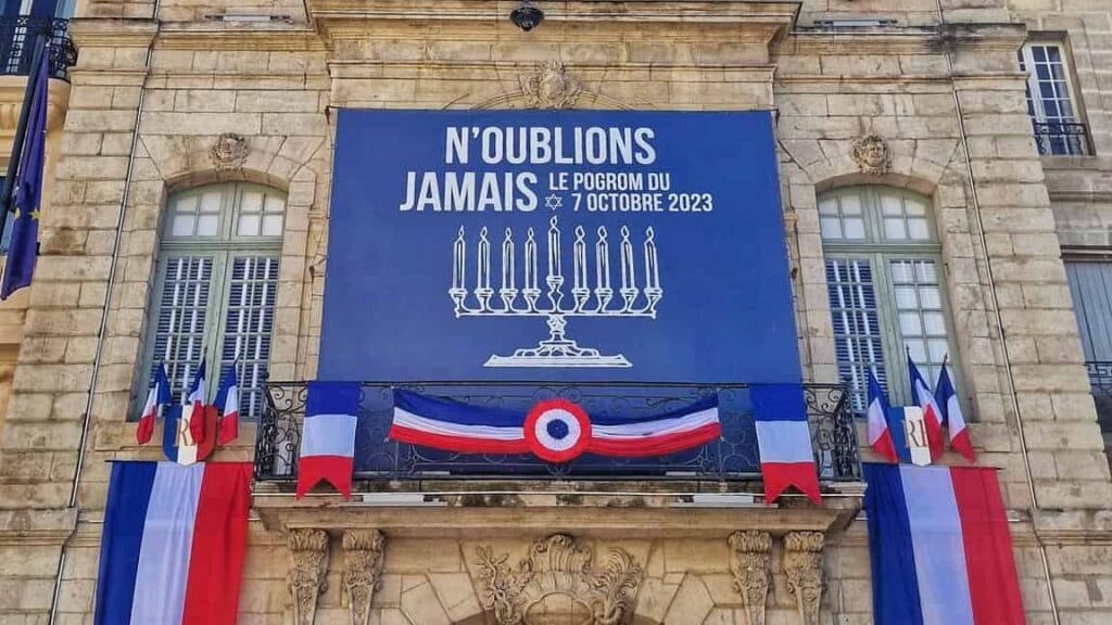 Béziers : « Nous choisissons plus que jamais les couleurs nationales ! », indique la Ville