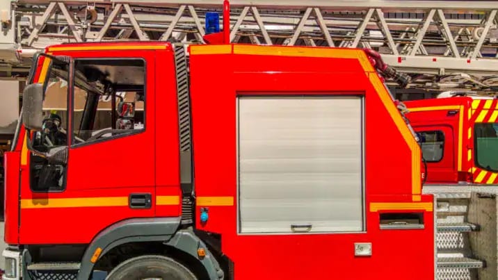 Nîmes : une voiture prend feu dans un parking souterrain