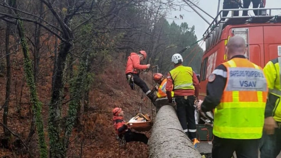 Gard :  une conductrice secourue après une chute de 8 mètres avec son véhicule