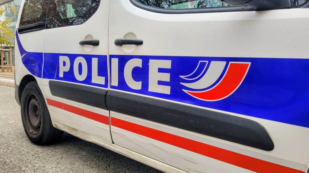 Enfants retrouvés seuls au bord d’une route, leur mère présentée à un juge