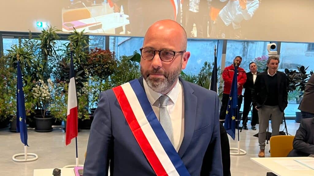 Nîmes : « Cette écharpe sur ma poitrine a un sens profond », Vincent Bouget officiellement maire