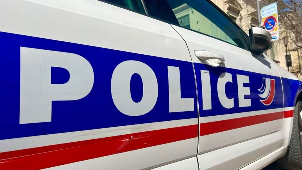 Un garçon de neuf ans retrouvé nu et dénutri dans une camionnette