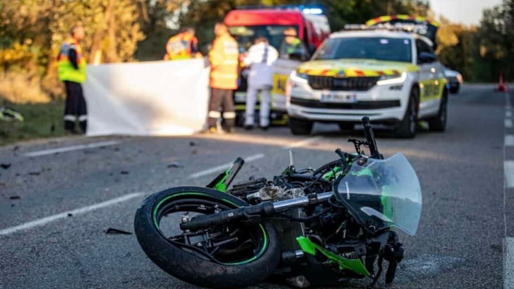 Gard : accident mortel de moto, une conductrice percute un arbre