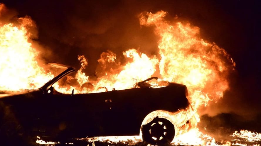 véhicule en feu