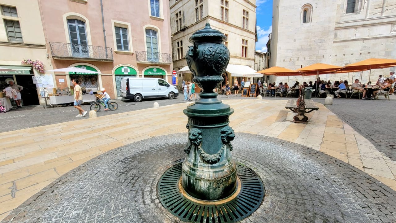 Fontaine dans l'écusson de Nîmes, face à la cathédrale, remise en service. Photo : Linda Mansouri