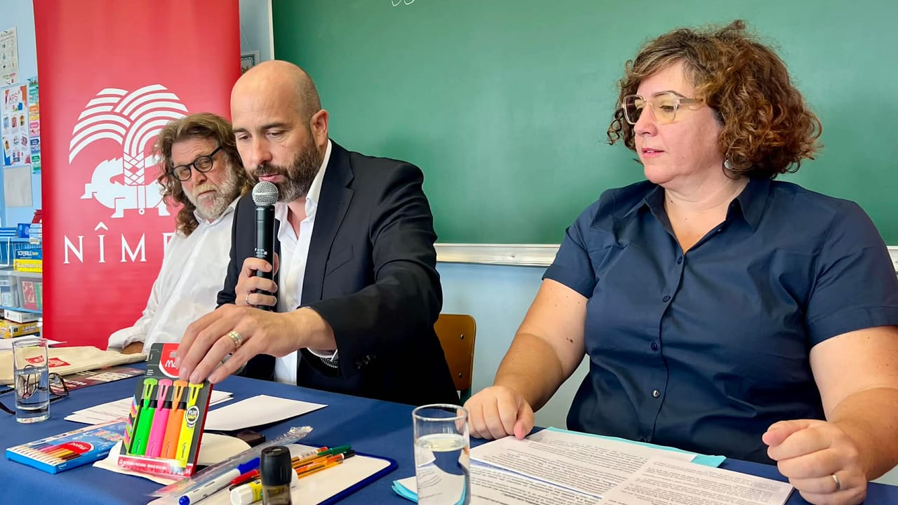 Présentation rentrée scolaire 2026 par le maire de Nîmes Bouget. Photo Linda Mansouri / infOccitanie