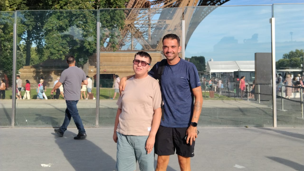 Nicolas Nieto / Nicolas Nieto accompagné du résident à Paris