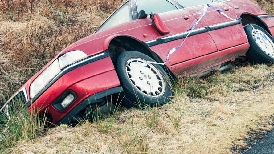 Illustration - accident de la route, véhicule dans le fossé