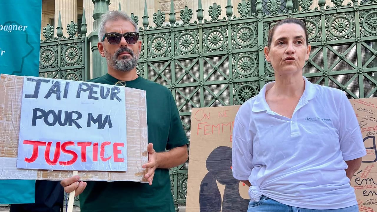 RASSEMBLEMENT DEVANT LA COUR D'APPEL DE NÎMES, 7 SEPTEMBRE 2026, CONTRE LES VIOLENCES SEXISTES ET SEXUELLES. PHOTO LINDA MANSOURI