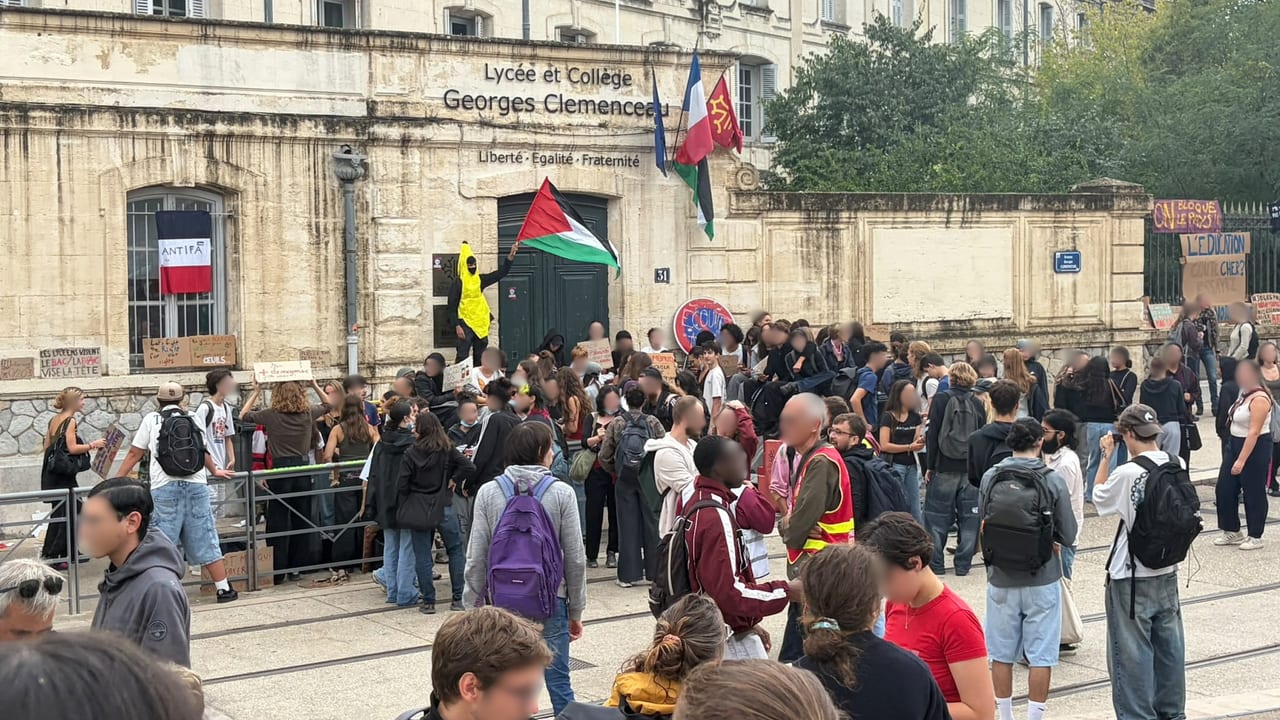 Les élèves mobilisés devant le lycée Clémenceau ce mardi 6 octobre / Crédit : Antoine Fagant - InfOccitanie