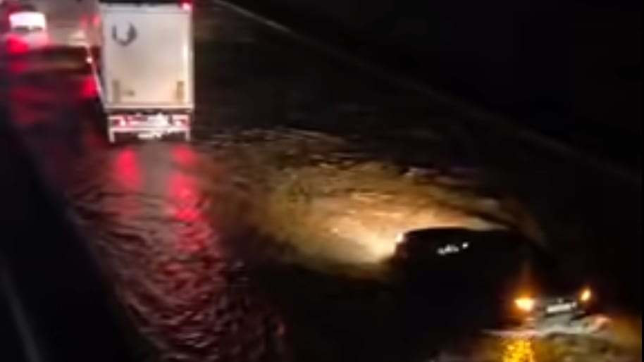 L'autoroute A9 fermée dans les deux sens entre Nîmes et Gallargues - Crédit photo : Screen vidéo Fidéline Sébileau