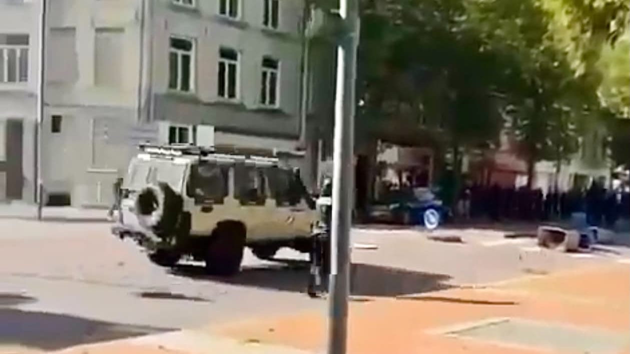 Capture d'écran vidéo amateur, un véhicule de police fonce dans une foule à Dunkerque, manifestation octobre 2026 lycéens;
