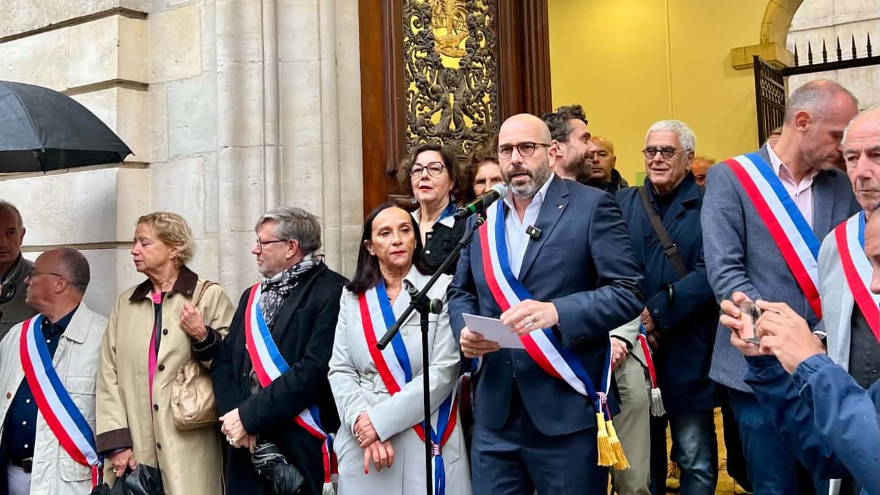 Rassemblement devant la mairie de Nîmes, 19 octobre 2026. Photo Linda Mansouri