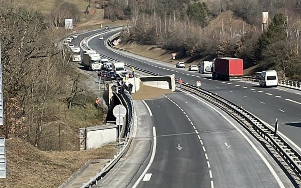 Autoroute A75 : Un Camion Se Renverse, La Circulation Interrompue