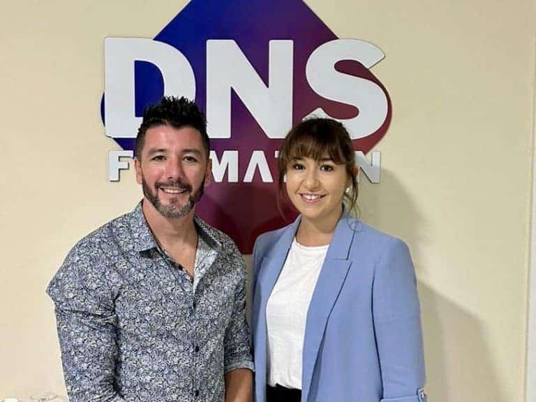 Jordi Delcos, fondateur de DNS Formation et Anaïs Sabatini, députée de la République.
