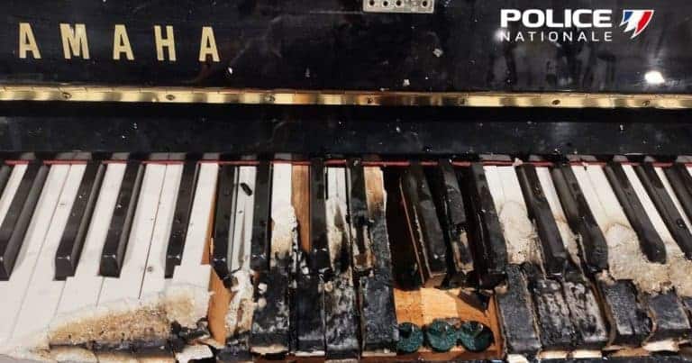 Sur les images de vidéo surveillance, on le voit mettre le feu aux cordes du piano avec un briquet.
