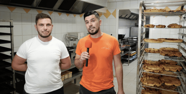 Les deux amis Julien et Nicolas dans les cuisines de "L'île Singulière", le temple de la Tielle traditionnelle Sètoise