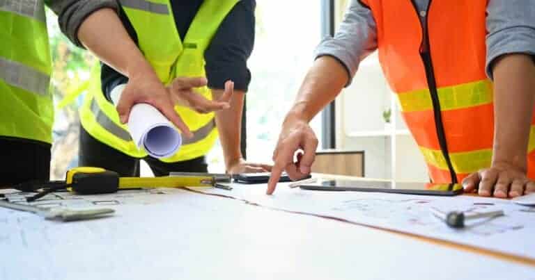 Les élus visite le chantier de la halle des sports de Fabrègues