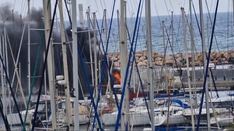 Un voilier en feu à Canet en Roussillon - photo Brigitte G.