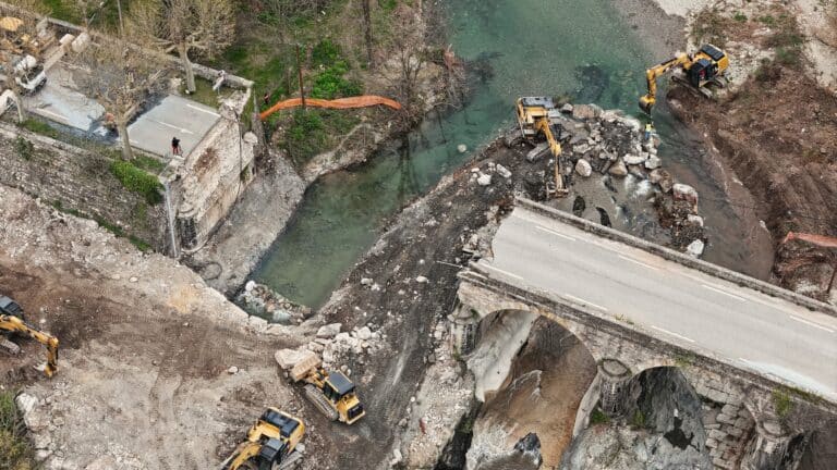 Le pont provisoire de Chamborigaud avance. Image : Clémentine Caillou