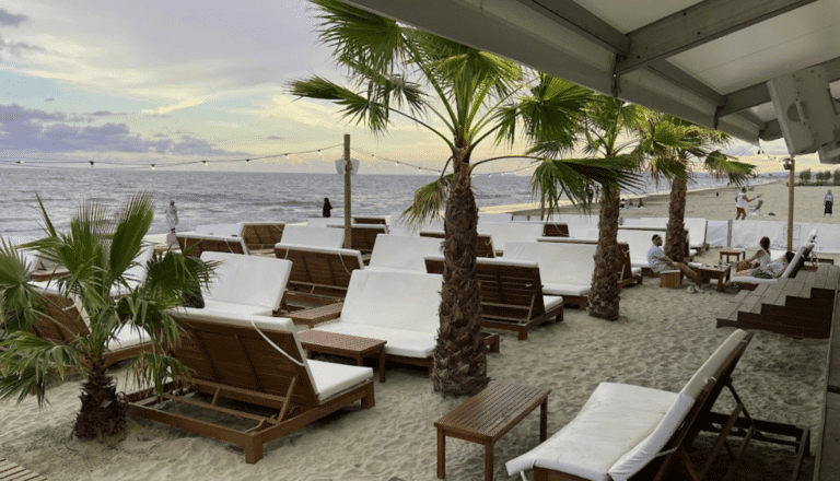 La Voile Bleue déménage mais reste à La Grande Motte, sur la plage !