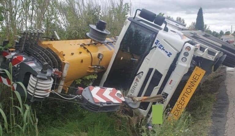 Accident d'un camion grue à Mèze - ©️SDIS 34