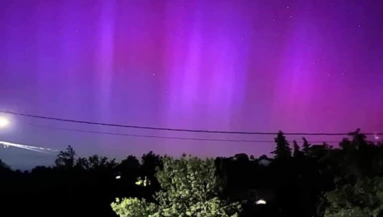 Photo d'aurore boréale cette nuit en France - Les aurores boréales visibles en région Occitanie - Photo Via Facebook InfOccitanie