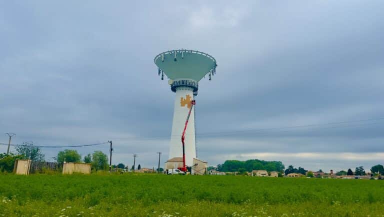 Aimargues : le château d'eau fait peau neuve et arbore son blason en grand - photo Dorian Le Hen Infoccitanie