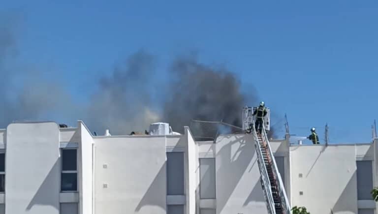 Feu sur la toiture d'un immeuble au Grau du Roi - Photo : Mars Salza, J'm Le Grau-du-Roi