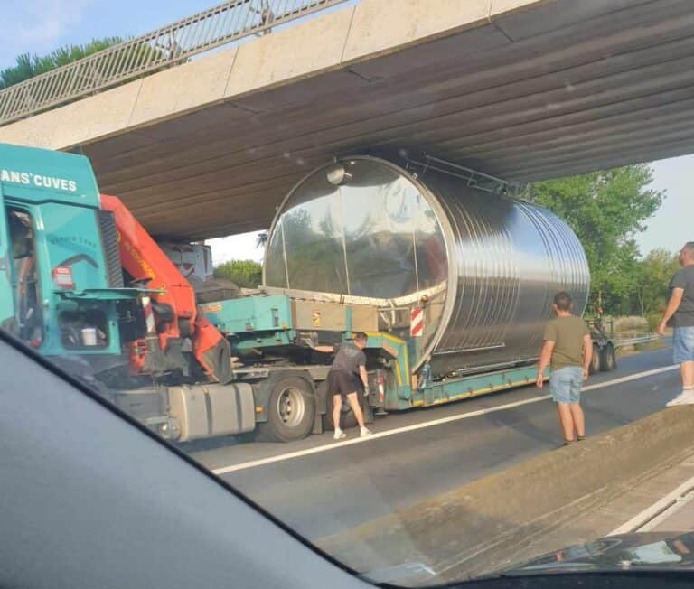 Un convoi exceptionnel se bloque sous un pont - Photo Kazaa Infos Radars