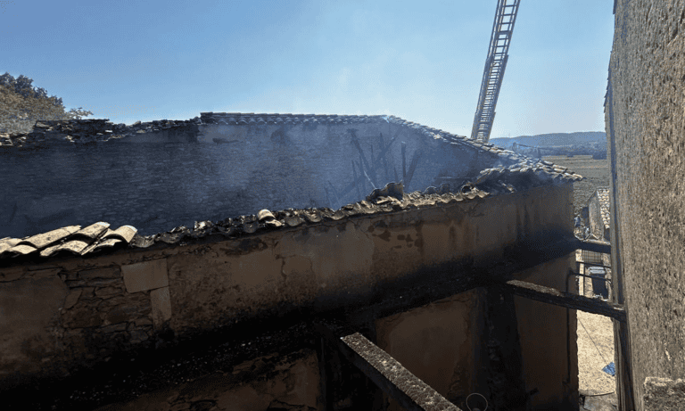 Un hangar détruit par les flammes à Laudun - photo SDIS 30
