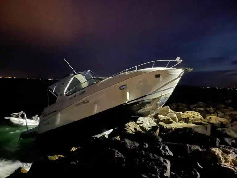 Un bateau heurte une digue au Grau-du-Roi - photo de Robert Crauste Maire de la commune