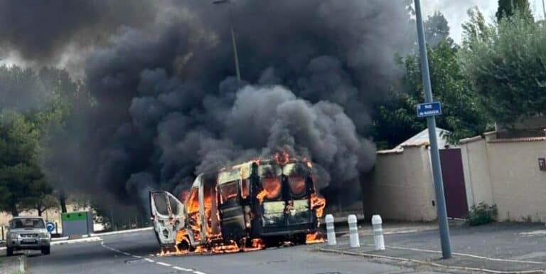 Feu d'un véhicule de la police municipale de Béziers. : Photo : Orange Infos Devèze