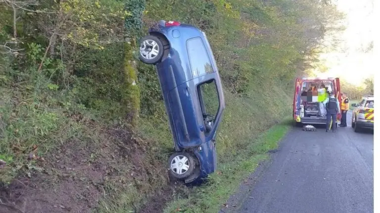 Accident spectaculaire : une voiture encastrée en verticale contre un arbre, PHOTO DR