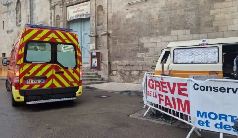 Grève de la faim de l'éleveur Patrick Laugier à Arles - Photo Patrick De Carolis, Maire d'Arles