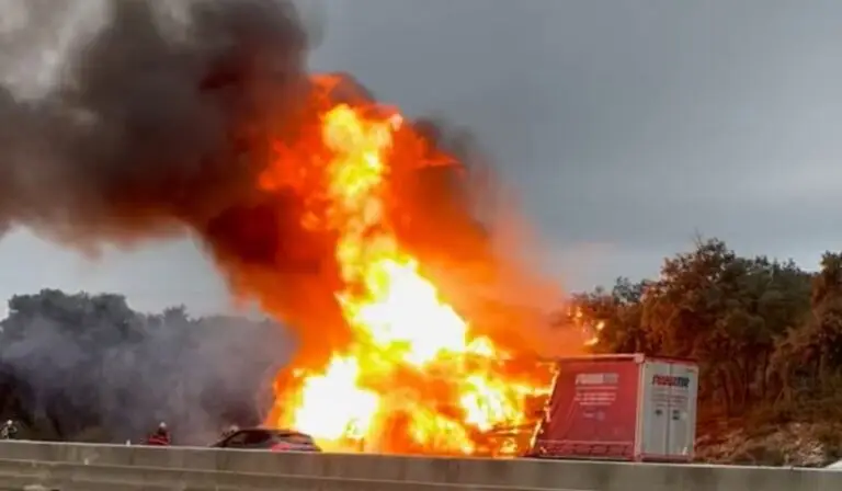 Poids lourd en feu sur l'autoroute A9 - photo : infOccitanie